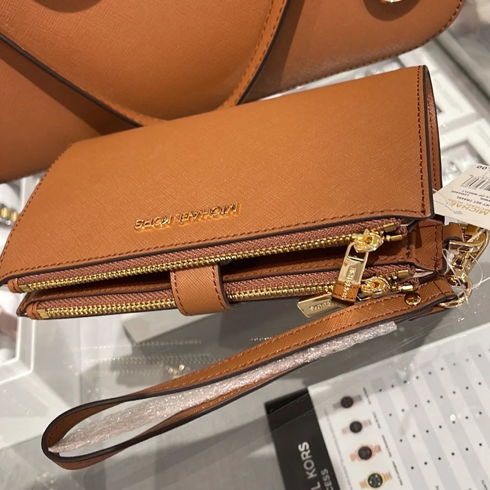 MICHAEL KORS LARGE DOUBLE ZIP WRISTLET WALLET PHONE CASE CLUTCH 
Luggage - Picture 11 of 16